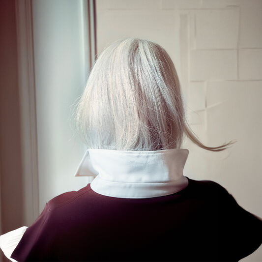 Comment prendre soin des cheveux blancs au quotidien ?